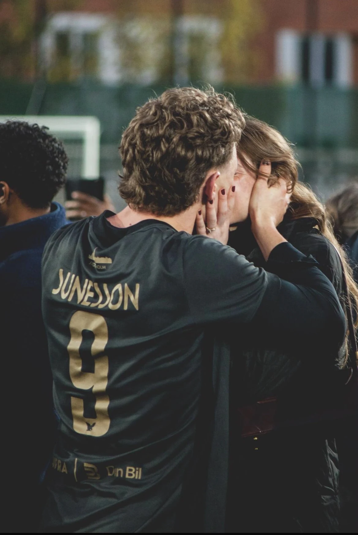 En kram efter en historisk match