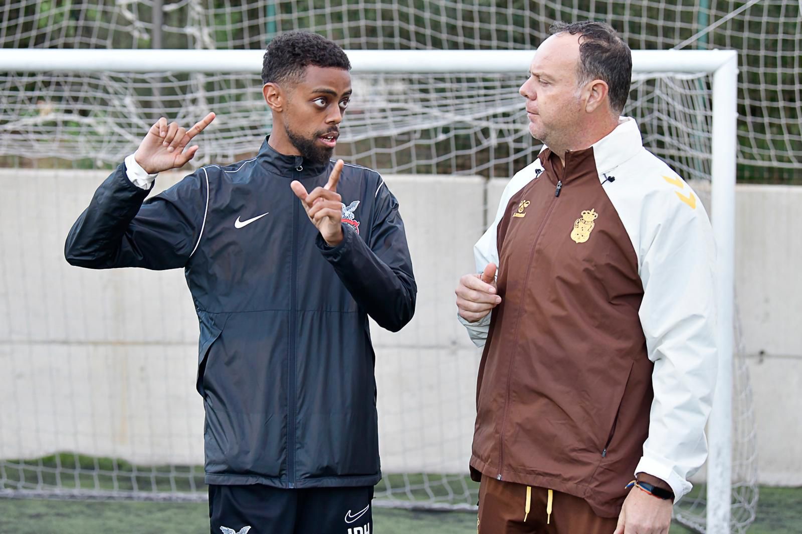 Isaias i taktiksamtal med Las Palmas tränare